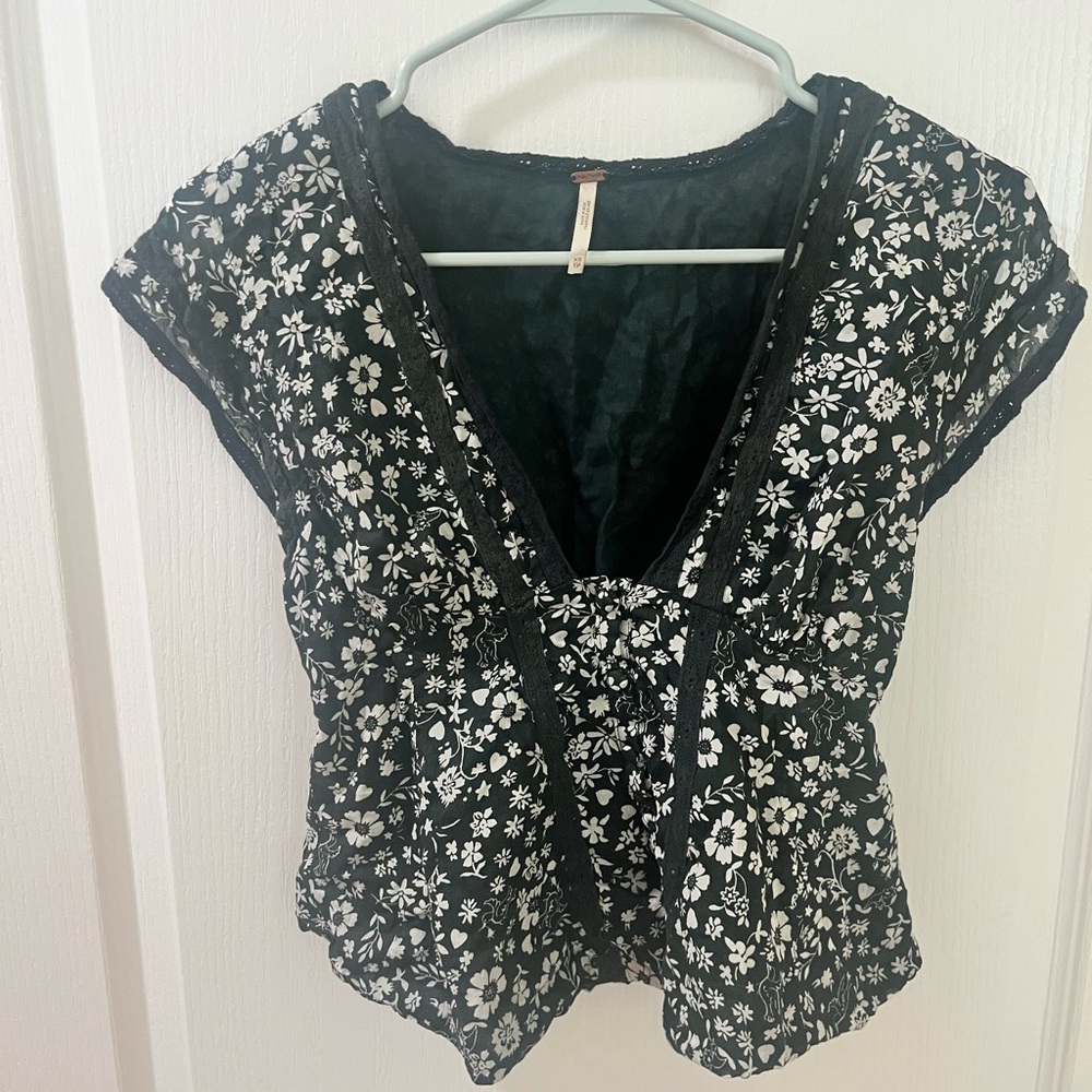 Free People Black and white floral top size xs perfect for fall bohemian